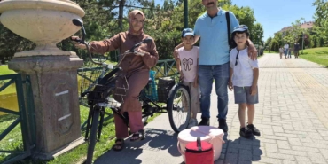 Eskişehir’de 2 minik simitçi ilgi odağı oldu