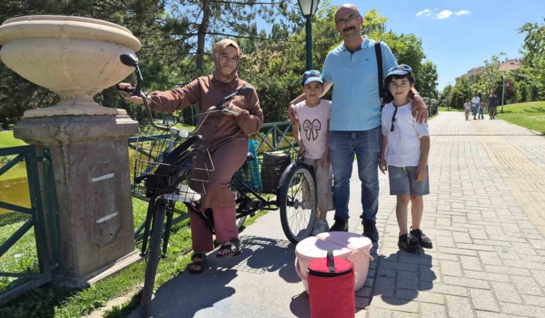 Eskişehir’de 2 minik simitçi ilgi odağı oldu