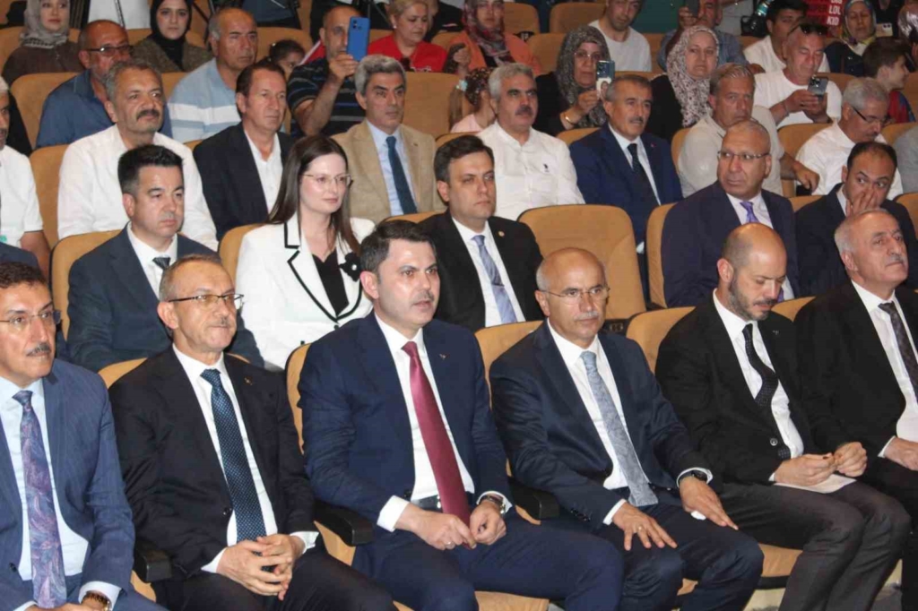 Bakan Kurum: "Deprem bölgesinde son vatandaş evine kavuşana kadar ayrılmayacağız"