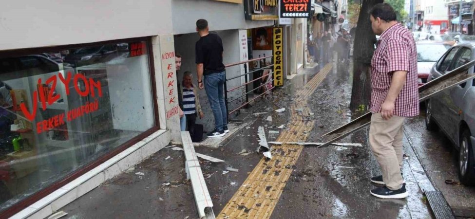4’üncü kattan aşağı düştü, şans eseri ölen ya da yaralanan olmadı