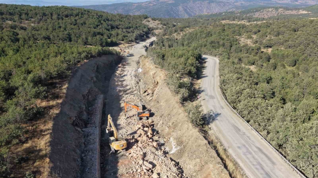 Sarıcakaya yolundaki yıkılan duvar tamir edildi, yol çalışmaları devam ediyor