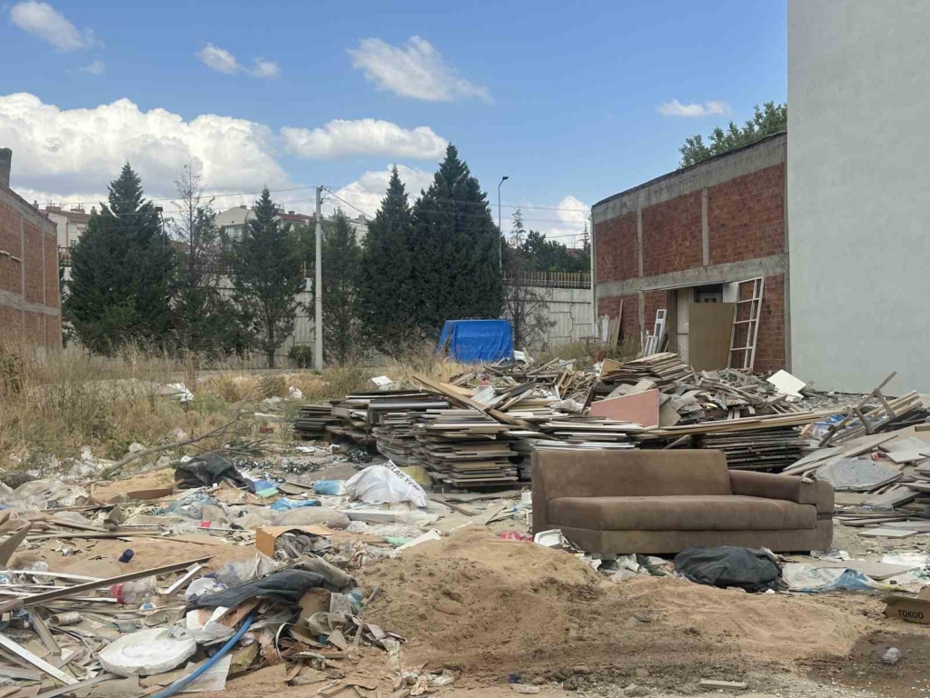 Baksan Sanayi Sitesi’nde biriken atıklar çevrede büyük rahatsızlık oluşturuyor