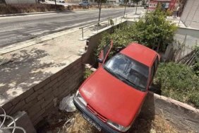 Yola dökülen zeytinyağı nedeniyle kontrolden çıkan araç bahçeye uçtu