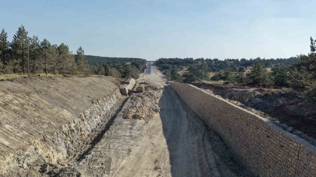 Sarıcakaya yolundaki yıkılan duvar tamir edildi, yol çalışmaları devam ediyor