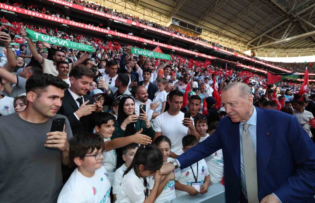Cumhurbaşkanı Erdoğan: "Gençlerimizin en iyi şekilde yetişmeniz için tüm gücümüzle çalışıyoruz"