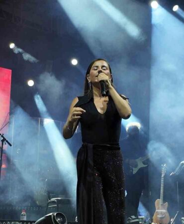 Gediz Tarhana Festivalinde Merve Özbey hem şarkılarıyla hem de cömertliği ile gönülleri fethetti