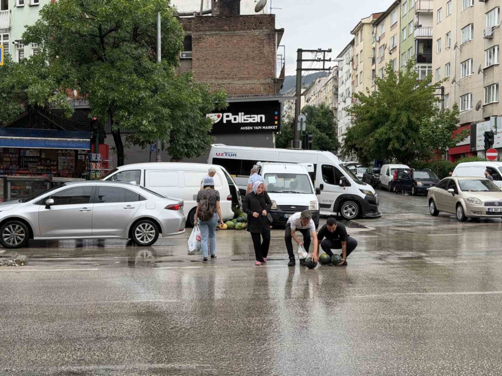 Kamyonetin arka kapağı açılınca karpuzlar yola saçıldı