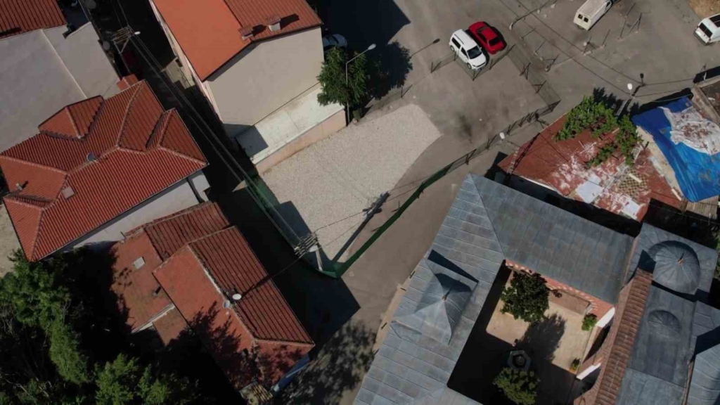 Tarihi mezarın üzeri çakıl taşlarıyla kapatılıp otopark görünümü verildi