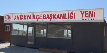 Yeni Parti’nin ilk tabelası Antakya’da konteyner binaya asıldı