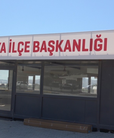 Yeni Parti’nin ilk tabelası Antakya’da konteyner binaya asıldı