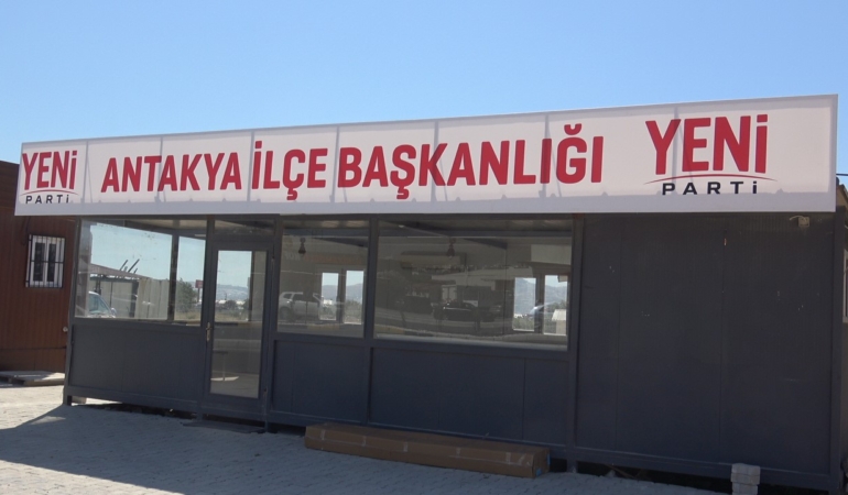 Yeni Parti’nin ilk tabelası Antakya’da konteyner binaya asıldı