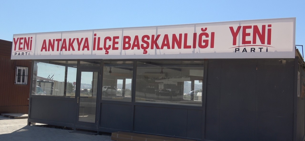 Yeni Parti’nin ilk tabelası Antakya’da konteyner binaya asıldı