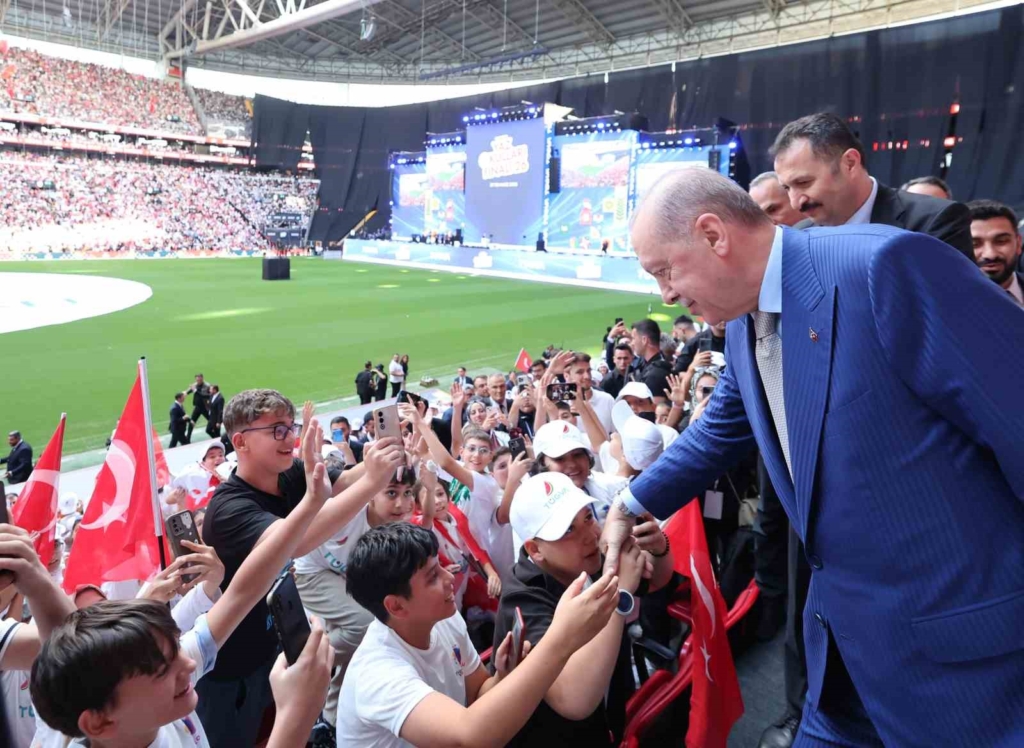 Cumhurbaşkanı Erdoğan: "Gençlerimizin en iyi şekilde yetişmeniz için tüm gücümüzle çalışıyoruz"