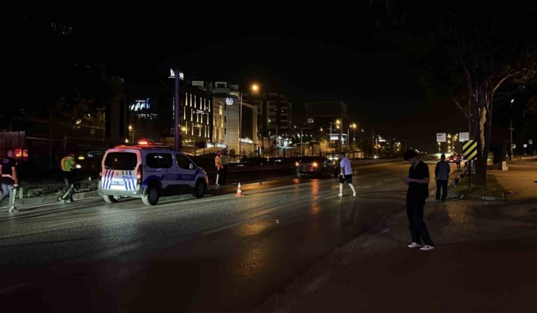 Karşıdan karşıya geçen yaşlı adama otomobil çarptı