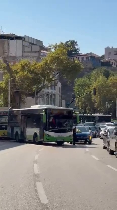 Bursa’da düğün konvoyunun önünü bu sefer otobüs kesti