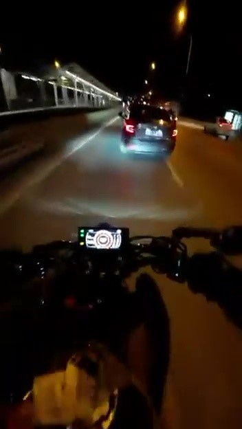 Sollamak isterken otomobile çarptı: Motosikletteki 2 kişi ölümden döndü