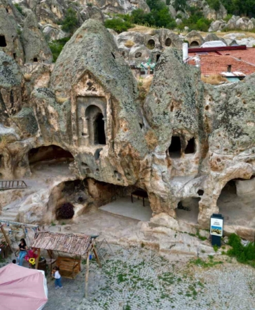 3 bin yıllık Frig Vadisi yaz sezonunda ziyaretçi akınına uğruyor