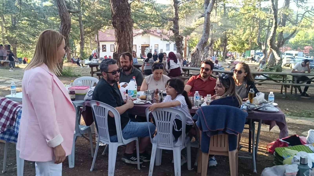 Hafta sonu binlerce kişinin rotası Küçükelmalı Tabiat Parkı oldu