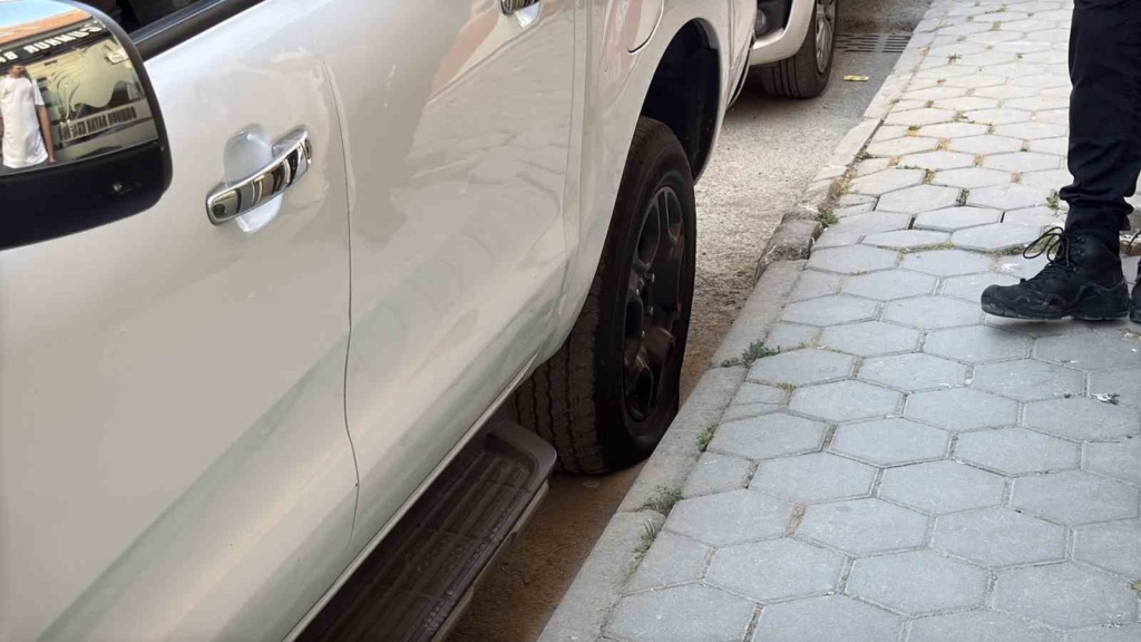 Erkek arkadaşının ayrılığını kabullenemedi, aracının lastiklerini kesti