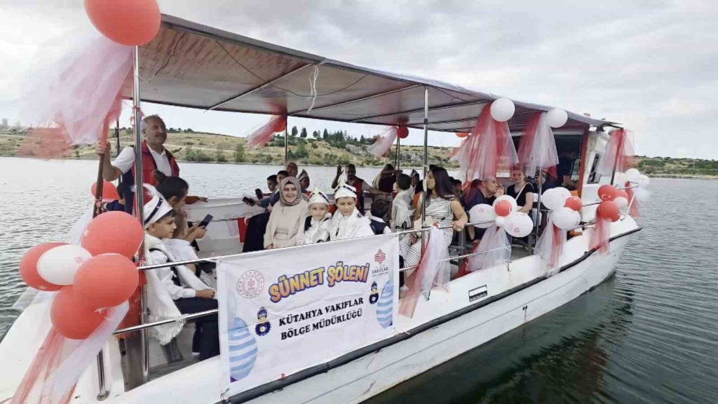Kütahya’da 27 çocuk için vakıf geleneğiyle sünnet şöleni düzenlendi