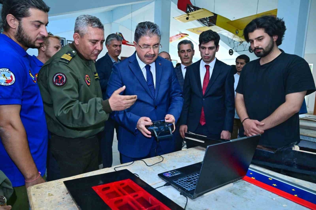 İHA yarışmalarında görev alacak pilotların eğitim gördüğü merkeze Vali Yılmaz’dan ziyaret