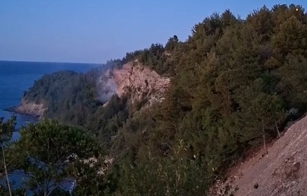 Kastamonu’da ormanlık alana düşen yabancı cismin patlaması sonucu yangın çıktı