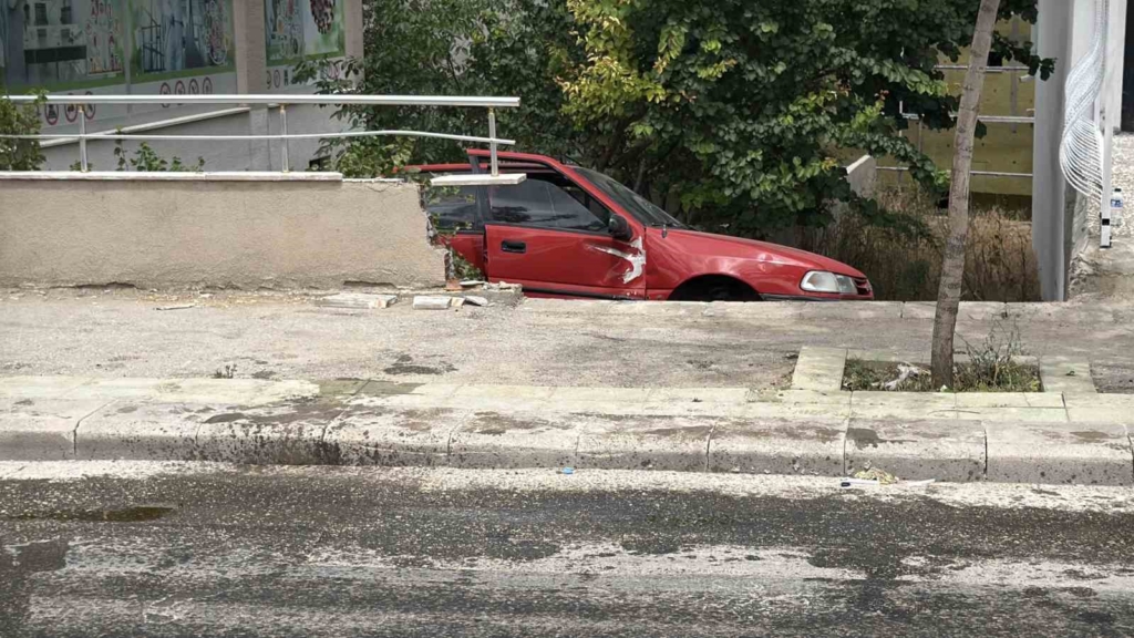 Yola dökülen zeytinyağı nedeniyle kontrolden çıkan araç bahçeye uçtu
