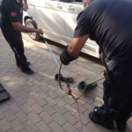Minibüsün motoruna giren yılan itfaiye ekiplerini harekete geçirdi