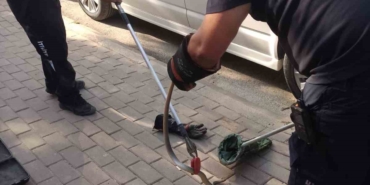 Minibüsün motoruna giren yılan itfaiye ekiplerini harekete geçirdi