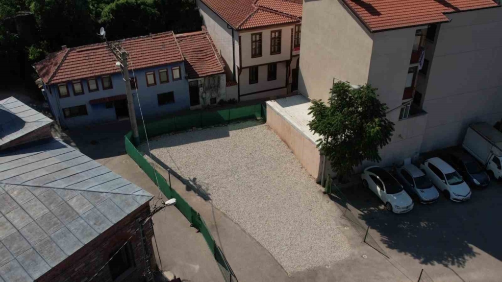 Tarihi mezarın üzeri çakıl taşlarıyla kapatılıp otopark görünümü verildi