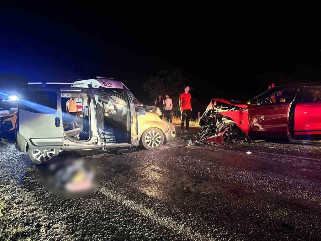 Afyonkarahisar’da araçlar kafa kafaya çarpıştı: 2 ölü, 4 yaralı