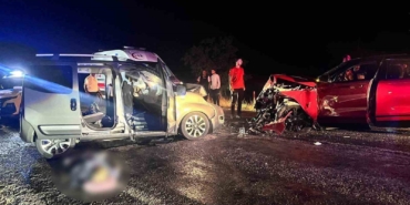 Afyonkarahisar’da araçlar kafa kafaya çarpıştı: 2 ölü, 4 yaralı