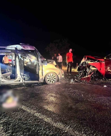 Afyonkarahisar’da araçlar kafa kafaya çarpıştı: 2 ölü, 4 yaralı