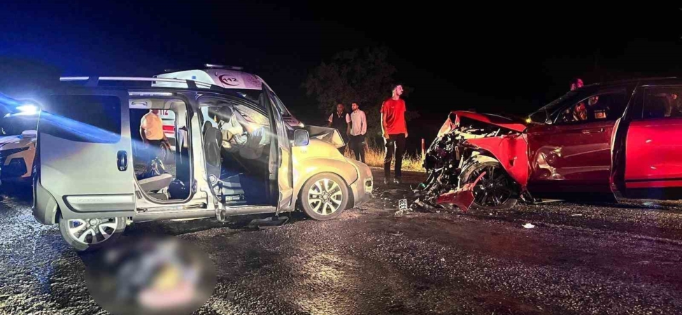 Afyonkarahisar’da araçlar kafa kafaya çarpıştı: 2 ölü, 4 yaralı