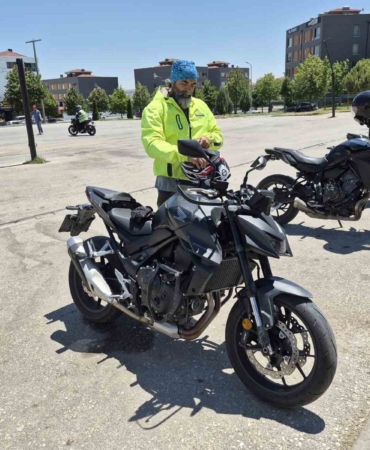 Sıcak hava bahanesiyle koruyucu ekipmanlarını ihmal eden motosiklet sürücülerine önemli uyarılar