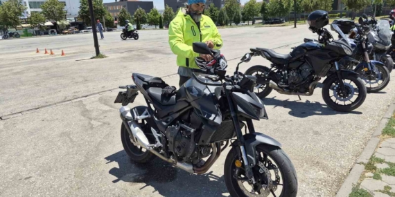 Sıcak hava bahanesiyle koruyucu ekipmanlarını ihmal eden motosiklet sürücülerine önemli uyarılar