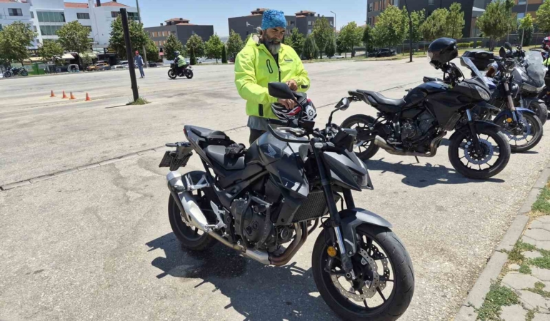Sıcak hava bahanesiyle koruyucu ekipmanlarını ihmal eden motosiklet sürücülerine önemli uyarılar
