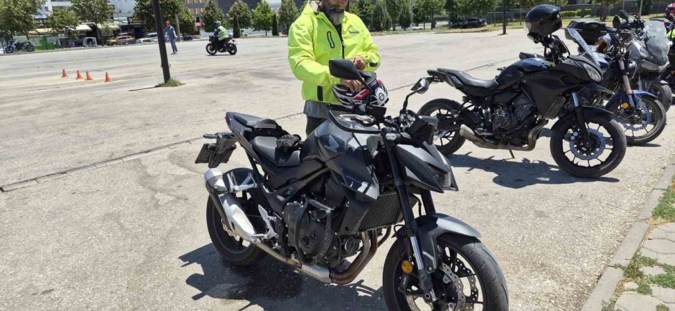 Sıcak hava bahanesiyle koruyucu ekipmanlarını ihmal eden motosiklet sürücülerine önemli uyarılar