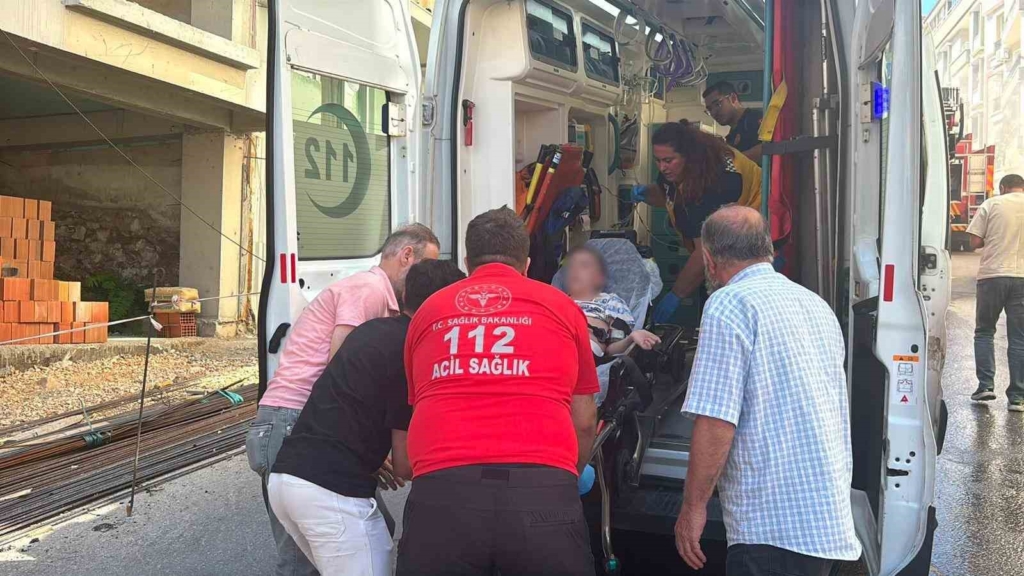 Engelli çocuk itfaiye ekiplerince yangından kurtarıldı