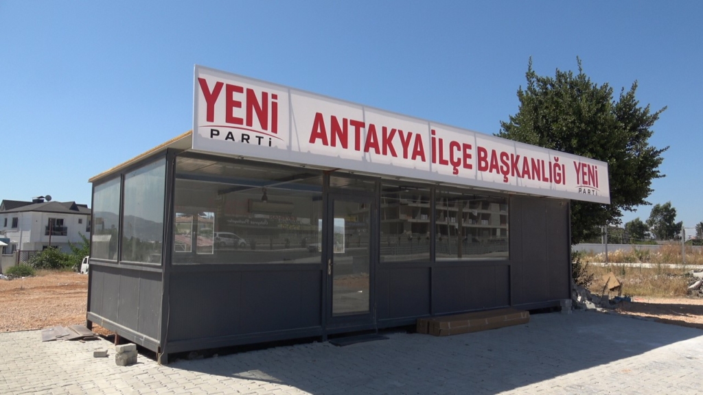 Yeni Parti’nin ilk tabelası Antakya’da konteyner binaya asıldı