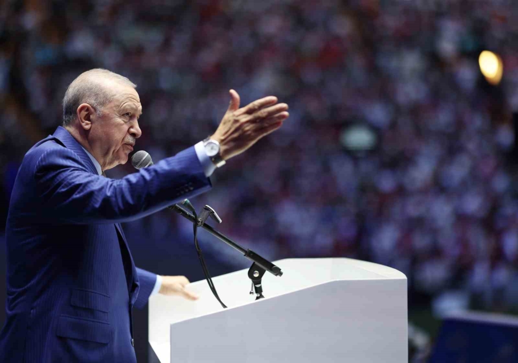 Cumhurbaşkanı Erdoğan: "Gençlerimizin en iyi şekilde yetişmeniz için tüm gücümüzle çalışıyoruz"