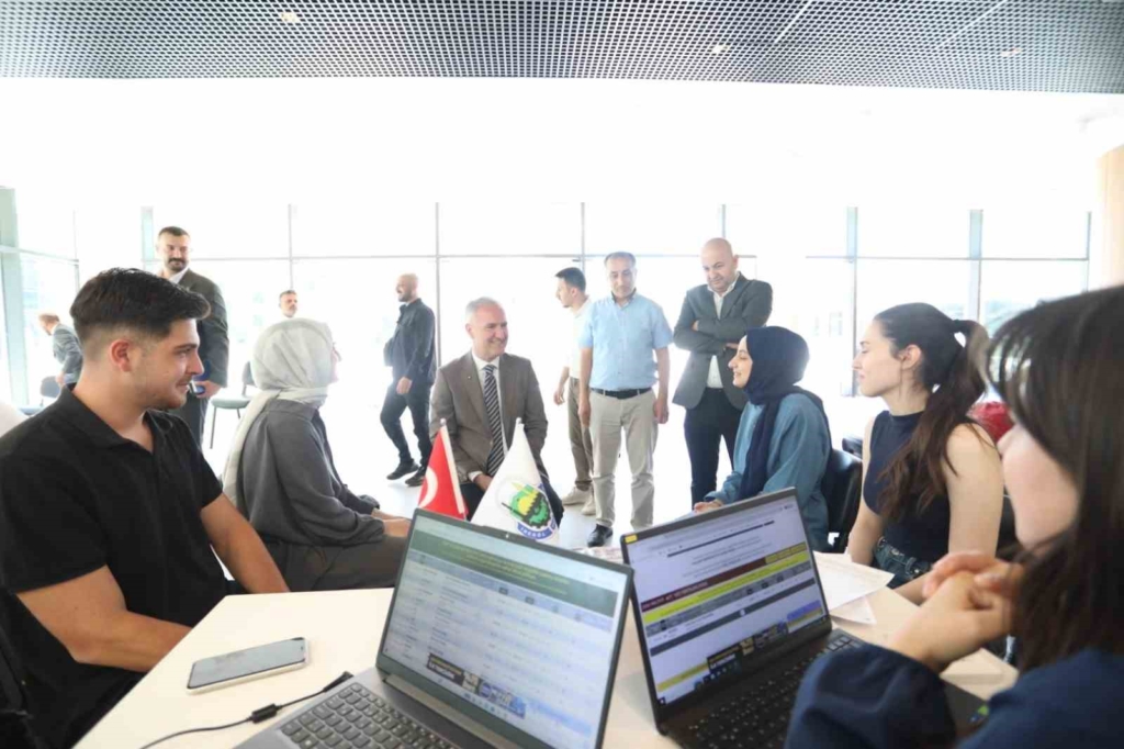 İnegöl Belediyesi tercih sürecinde de öğrencilerin yanında
