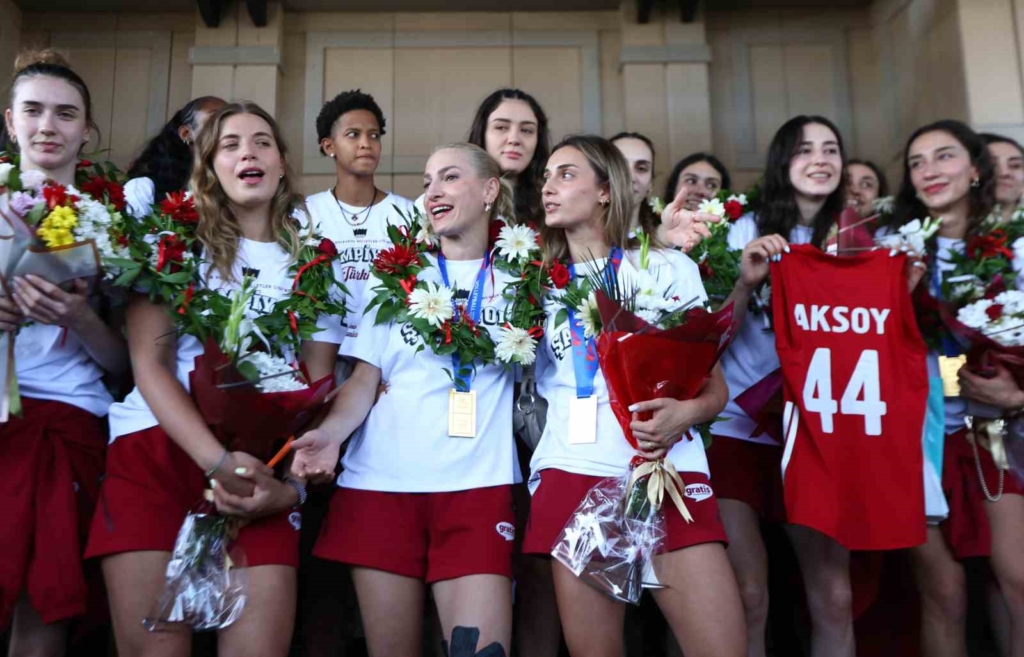 Milletler Ligi şampiyonu A Milli Kadın Voleybol Takımı, Türkiye’ye döndü
