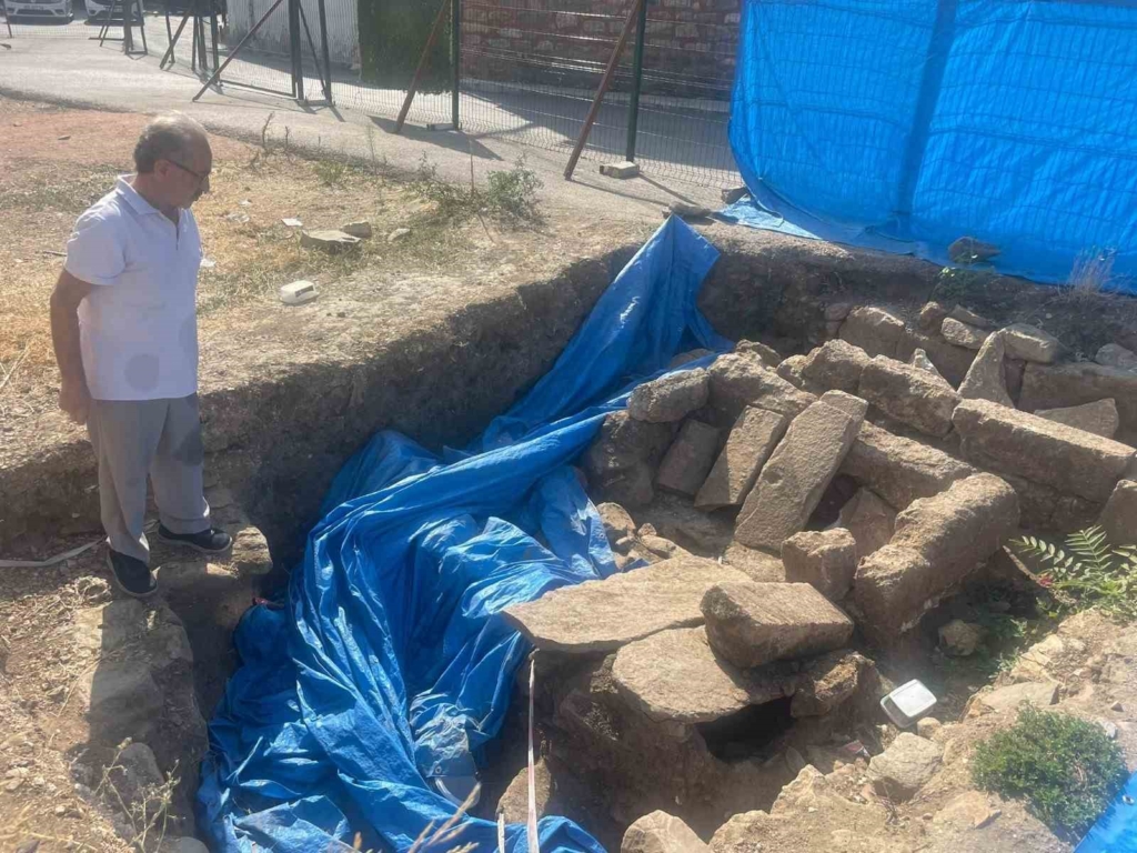Tarihi mezarın üzeri çakıl taşlarıyla kapatılıp otopark görünümü verildi