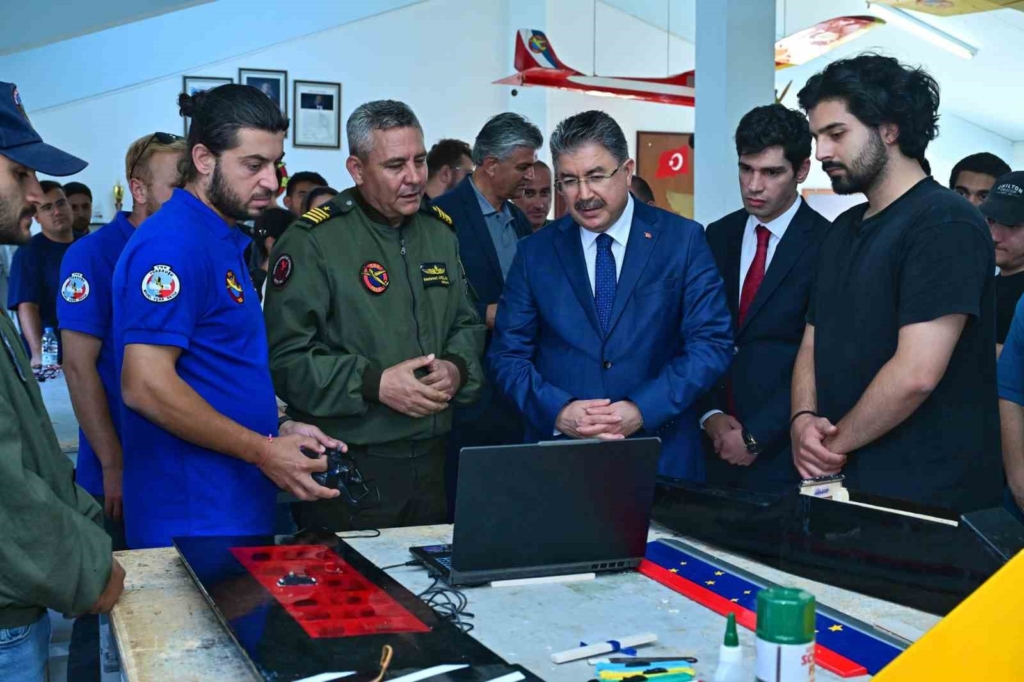 İHA yarışmalarında görev alacak pilotların eğitim gördüğü merkeze Vali Yılmaz’dan ziyaret