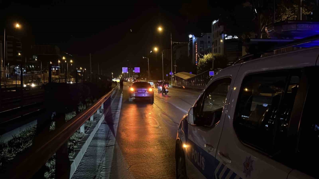 Karşıdan karşıya geçen yaşlı adama otomobil çarptı