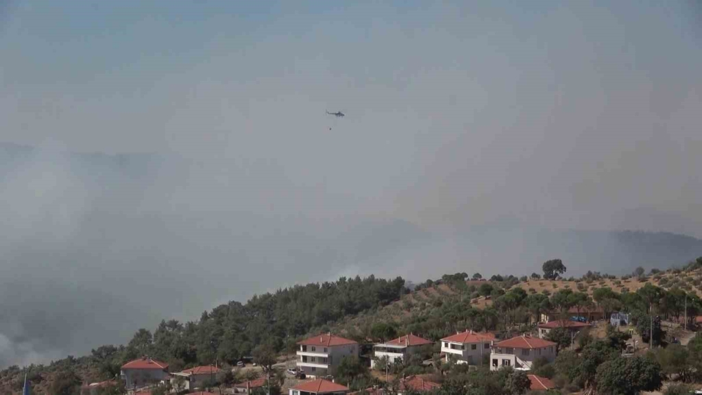 Gömeç ve Ayvalık’ta alevlere havadan müdahale sürüyor