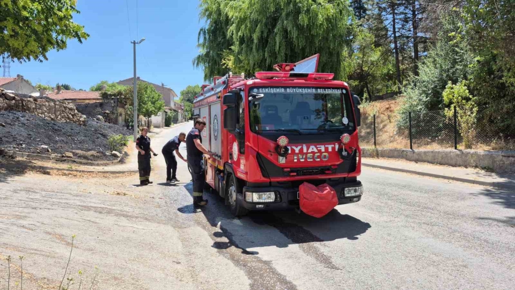 Eskişehir’de otluk alanda çıkan yangın mahalleliyi korkuttu