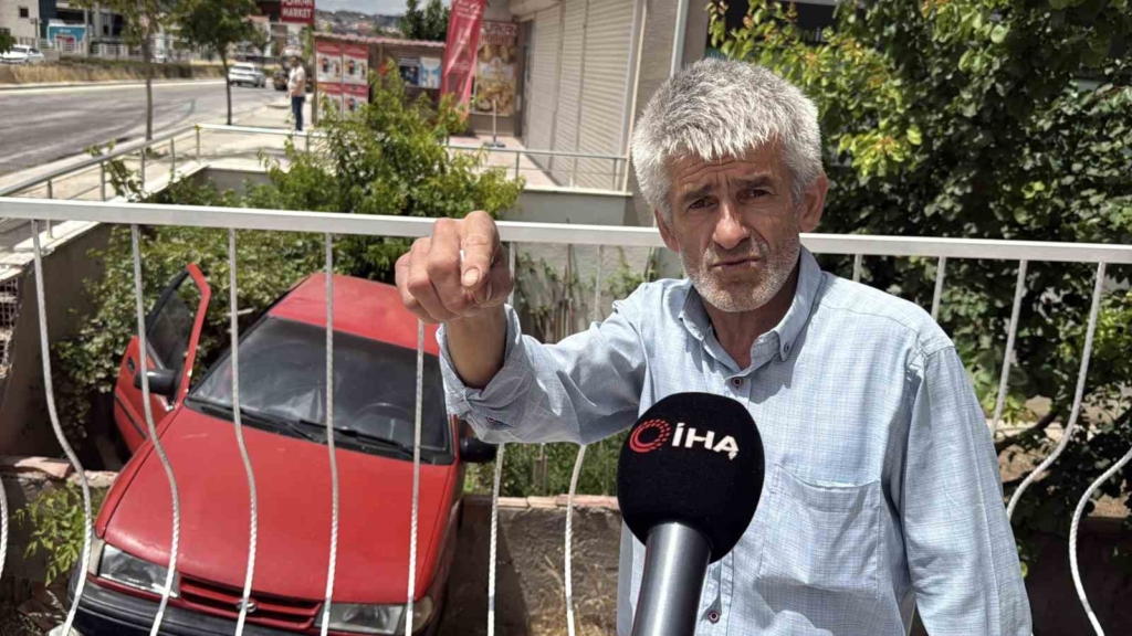 Yola dökülen zeytinyağı nedeniyle kontrolden çıkan araç bahçeye uçtu