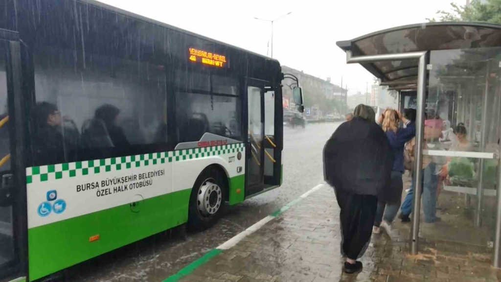 Bursa’da yollar göle döndü, vatandaşlar zor anlar yaşadı